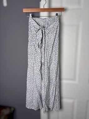 Skylar + Madison Blue White Floral Wrap Flowy Palazzo Pants Sz Small